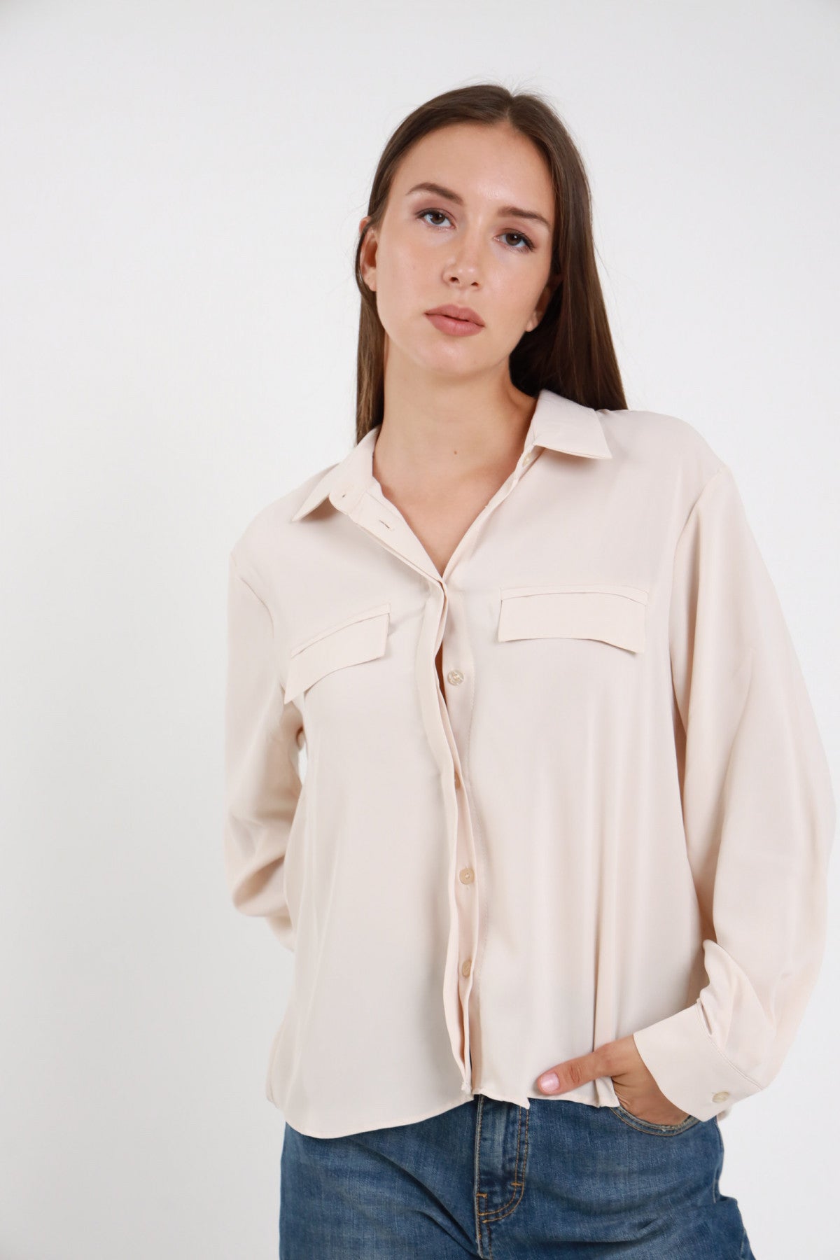Camicia taschine panna oversize donna Susy Mix – colletto classico vista laterale con jeans denim