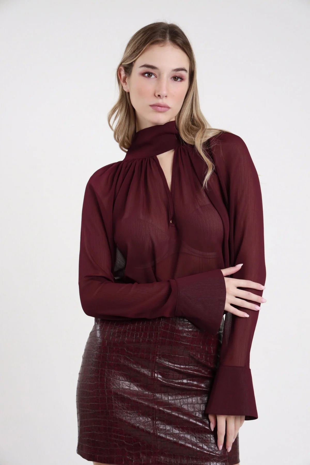 Camicia fiocco Susy Mix bordeaux con scollatura a goccia e maniche lunghe, vista frontale indossata