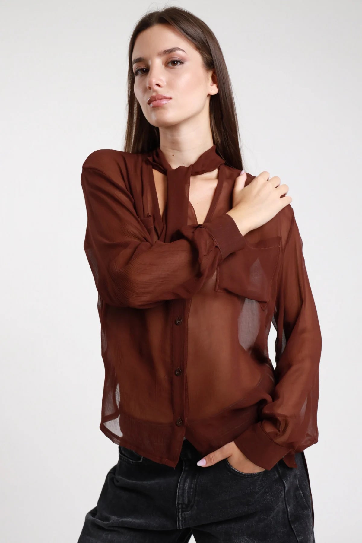 Camicia georgette di viscosa bordeaux semitrasparente con colletto a fiocco e taschini - vista frontale con braccia conserte