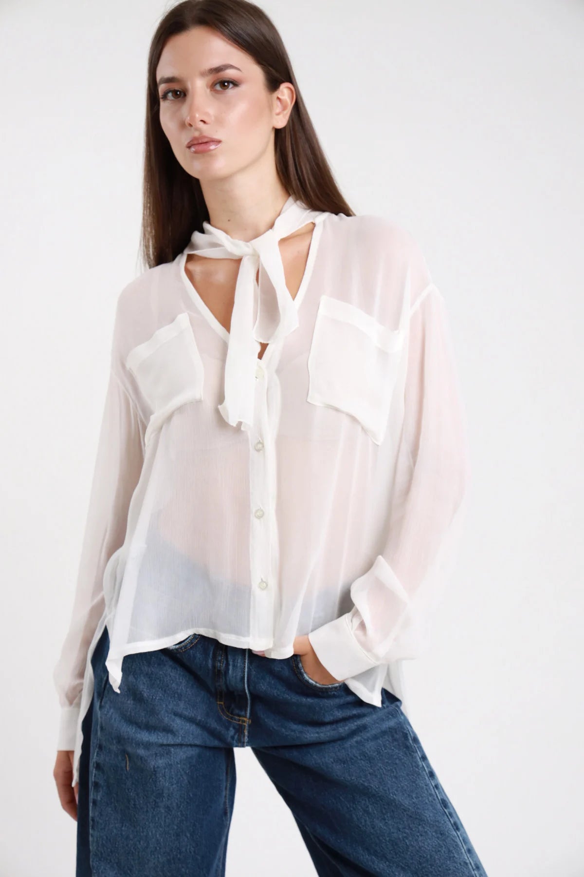 Camicia georgette di viscosa panna semitrasparente con colletto a fiocco e taschini abbinata a jeans - vista frontale