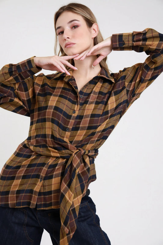 Camicia check da donna a quadri marroni e ocra con nodo in vita, colletto e maniche lunghe, vista frontale