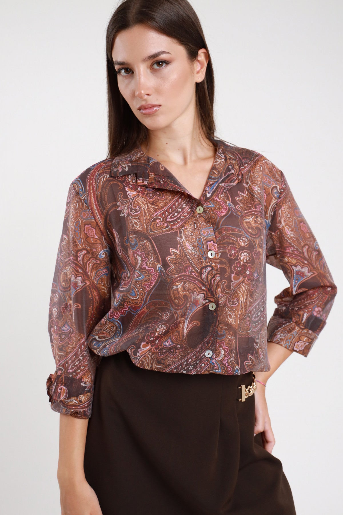 Camicia fantasia paisley marrone terracotta donna Susy Mix – crop colletto rever vista frontale con gonna nera