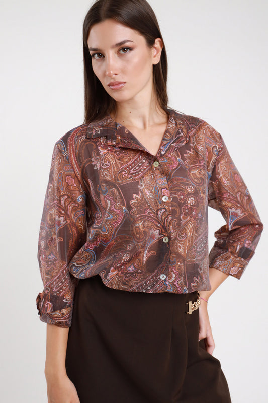 Camicia fantasia paisley marrone terracotta donna Susy Mix – crop colletto rever vista frontale con gonna nera
