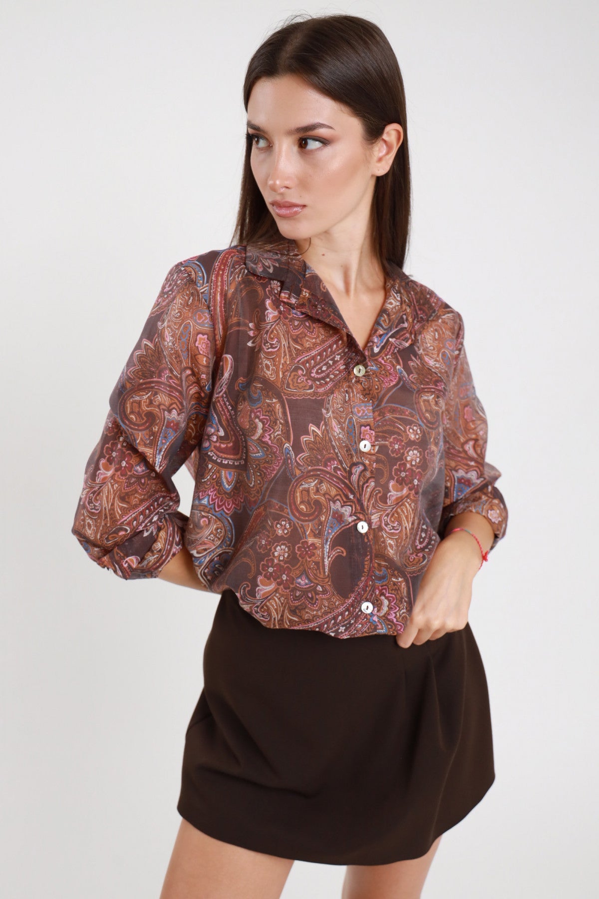 Camicia fantasia paisley marrone terracotta donna Susy Mix – crop vista laterale con gonna nera corta