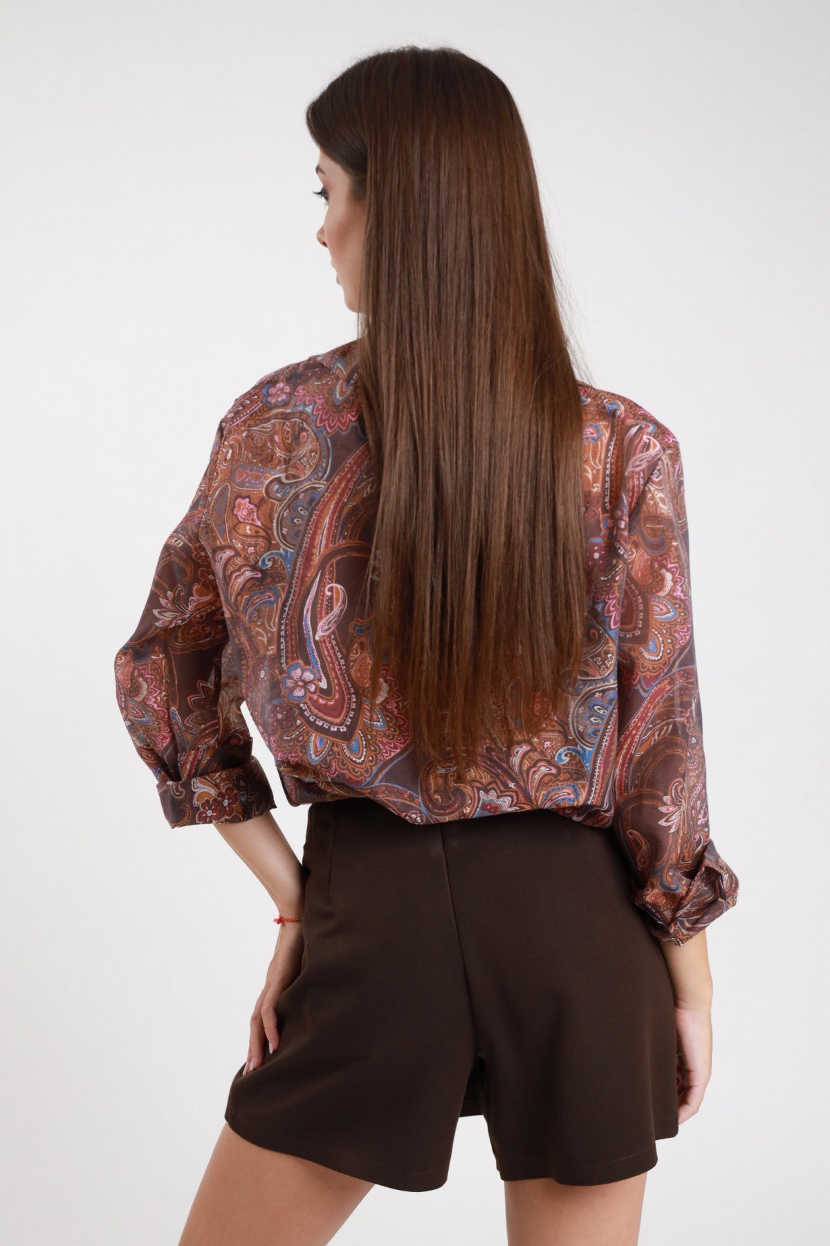 Camicia fantasia paisley marrone terracotta donna Susy Mix – vista posteriore con shorts neri