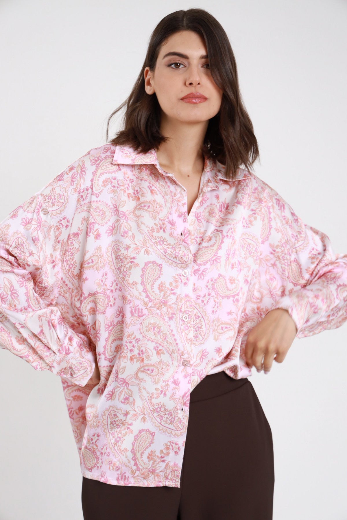 Camicia over fantasia cashmere paisley rosa cipria donna Susy Mix – oversize satinata vista frontale con pantaloni neri