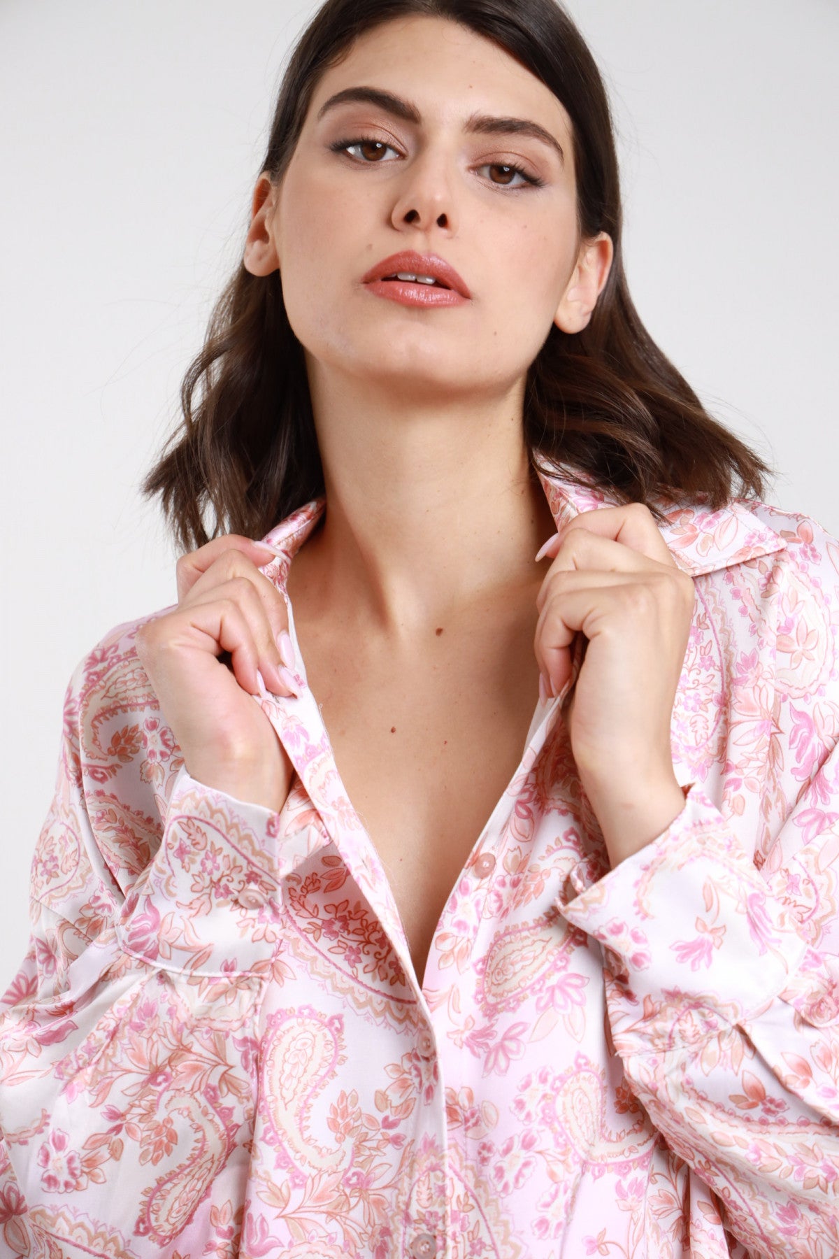 Camicia over fantasia cashmere paisley rosa cipria donna Susy Mix – dettaglio colletto aperto e stampa paisley