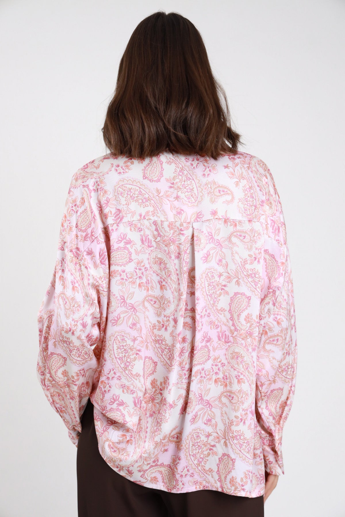 Camicia over fantasia cashmere paisley rosa cipria donna Susy Mix – vista posteriore maniche a palloncino con pantaloni neri