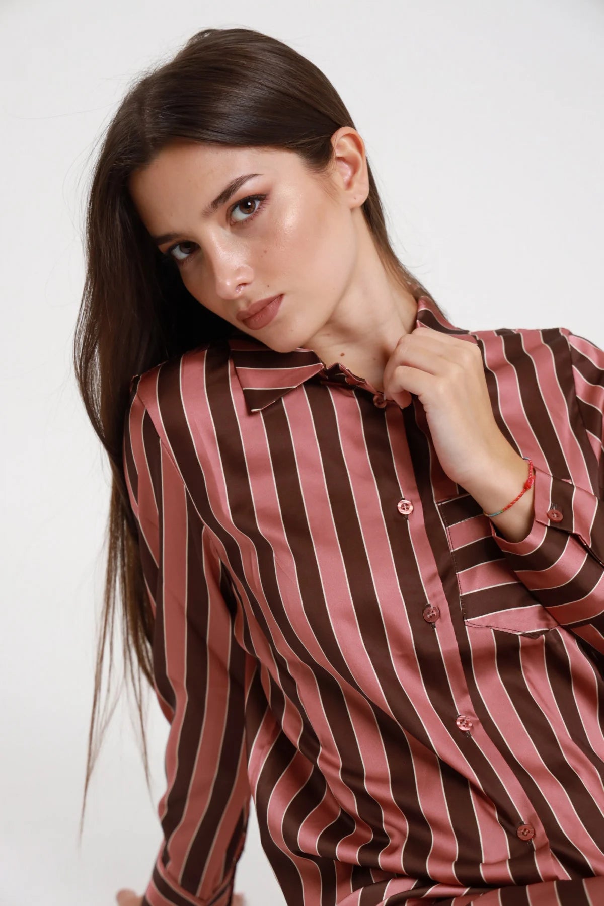 Camicia righe satin rosa e bordeaux con taschino - dettaglio colletto