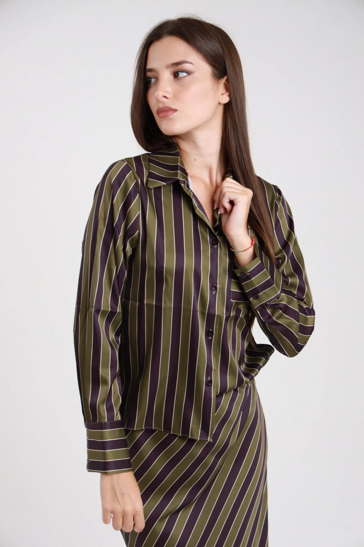 Camicia righe satin verde e navy con taschino - vista laterale con gonna coordinata
