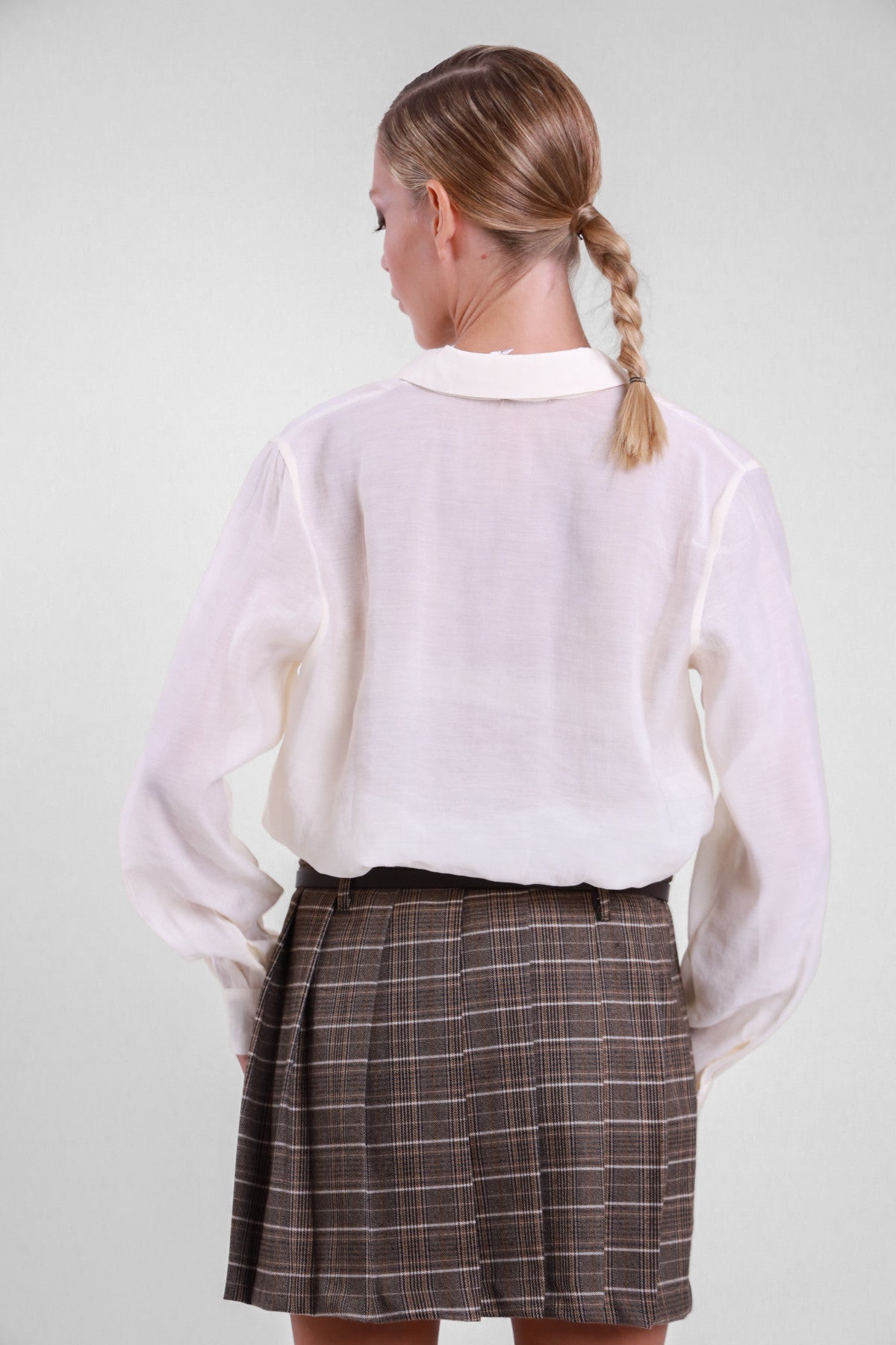 Camicia tasconi Susy Mix panna, vista posteriore della linea fluida e delle maniche lunghe