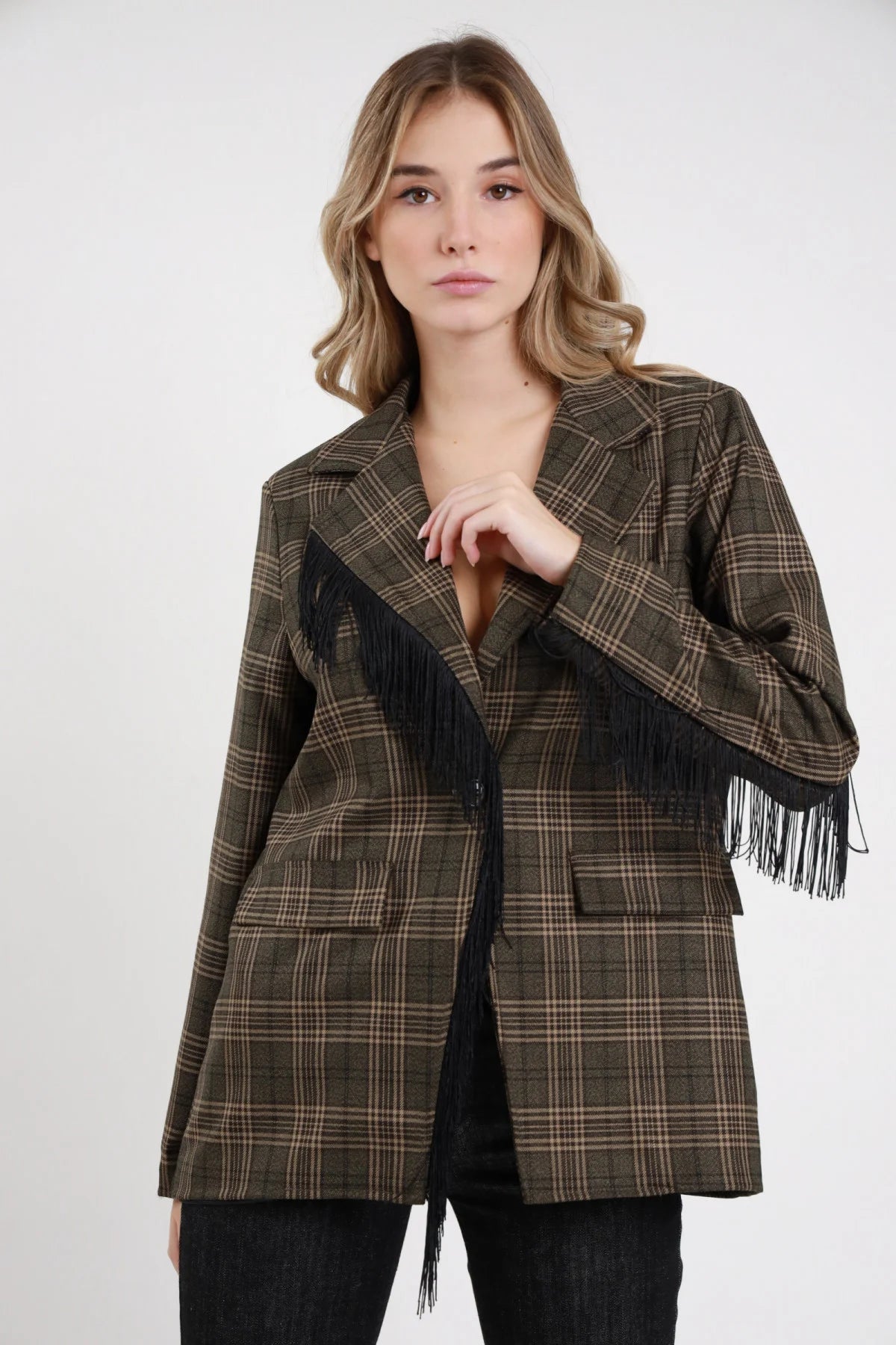 Blazer Check Frange verde militare check Glen plaid revers V aperto profondo 1 bottone centrale tasche pattina frange nere lunghe bordo frontale manica laterali frontale intera mano mento - modella intera frontale mano mento sguardo frontale capelli biondi mossi sfondo bianco jeans nero slim abbinati