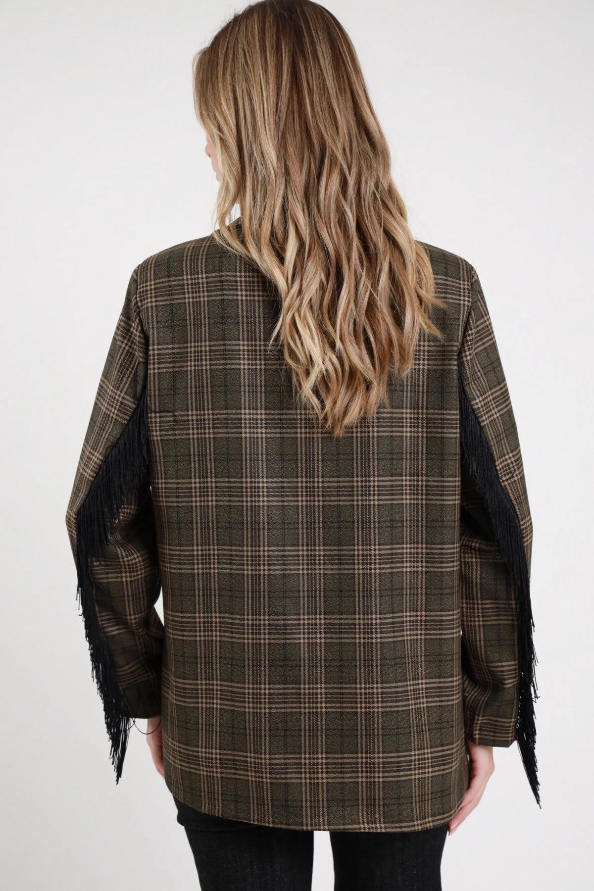 Blazer Check Frange verde militare marrone beige nero check Glen plaid 62% poliestere frange nere lunghe bordo frontale manica dal gomito polso silhouette oversize lunga posteriore intera - modella intera posteriore capelli biondi mossi sfondo bianco jeans antracite nero slim abbinati