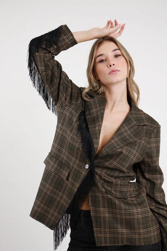 Blazer Check Frange verde militare check Glen plaid frange nere fluenti dinamiche bordo manica molto vistose dettaglio busto braccio alzato posa dinamica - modella busto 3/4 braccio alzato sguardo frontale intenso capelli biondi mossi sfondo bianco jeans nero slim abbinati