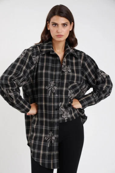 Camicia check ricamata tartan nero bianco grigio donna oversize colletto classico ricami floreali filo grigio beige - vista frontale intera mani sui fianchi con pantaloni neri