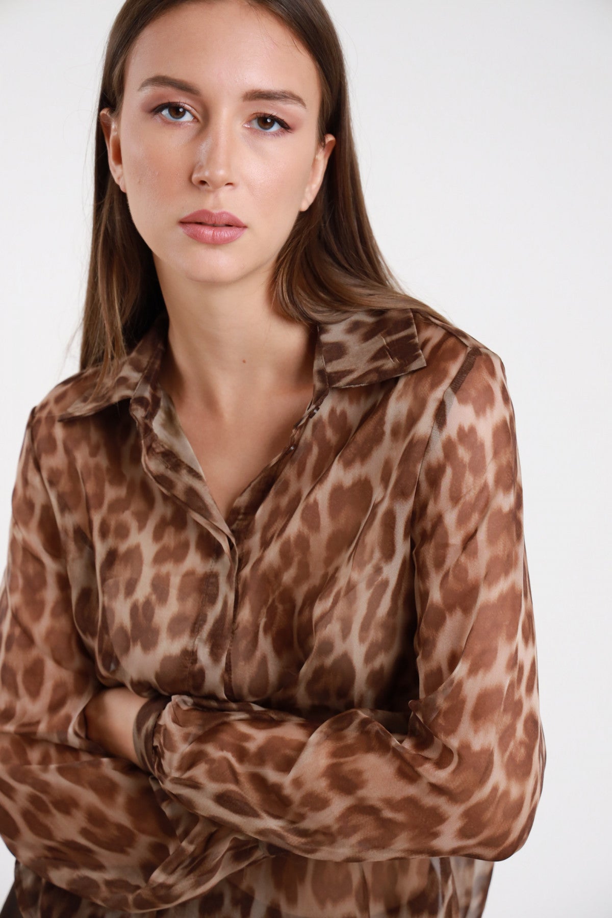 Camicia chiffon animalier leopardata - dettaglio colletto e fantasia leopardata