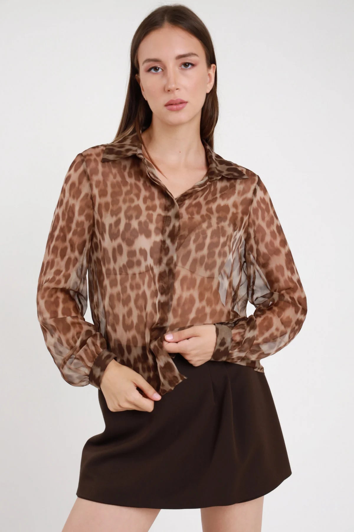 Camicia chiffon animalier leopardata con colletto classico e maniche lunghe abbinata a gonna mini nera - vista frontale