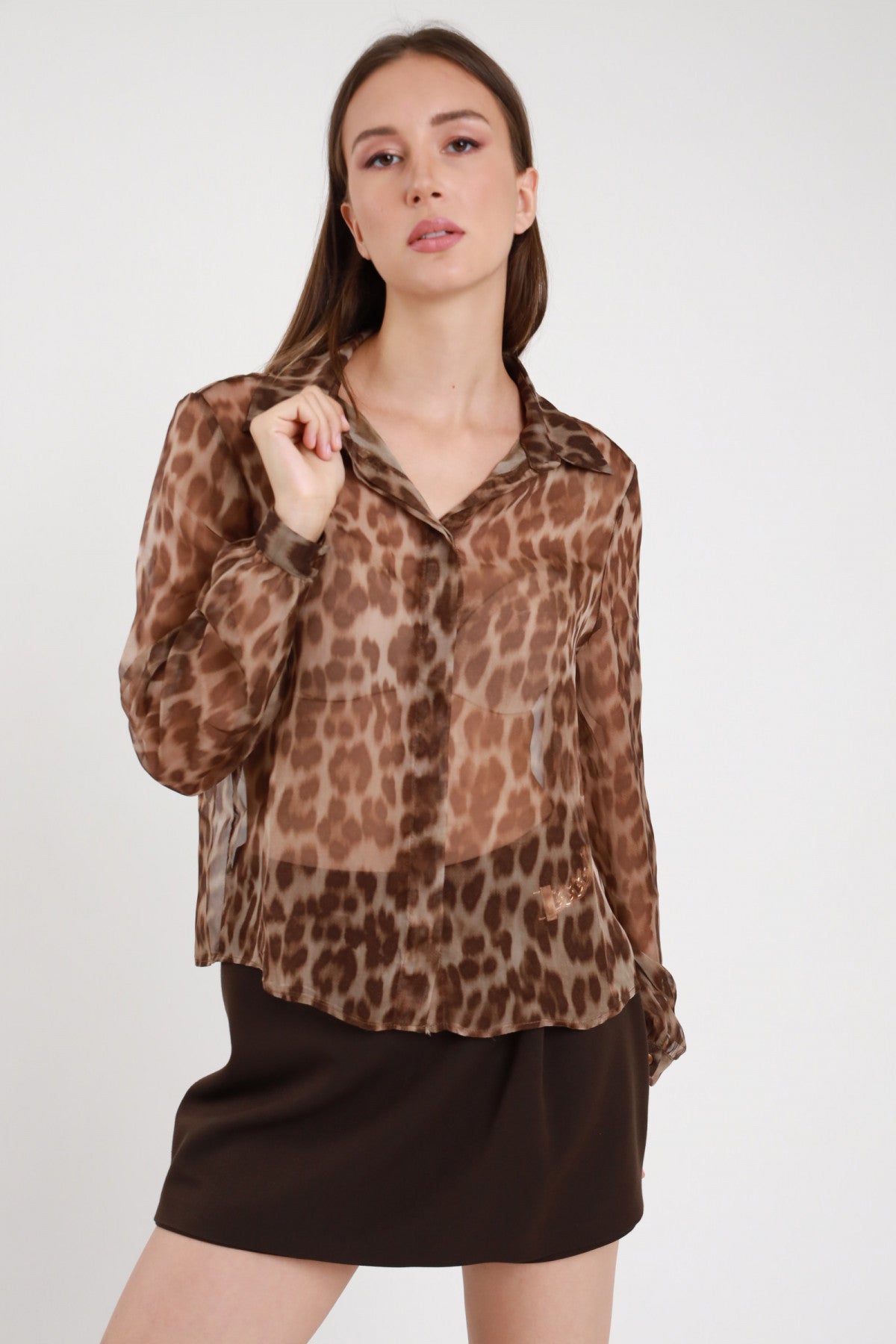 Camicia chiffon animalier leopardata con colletto aperto abbinata a gonna mini nera - vista laterale