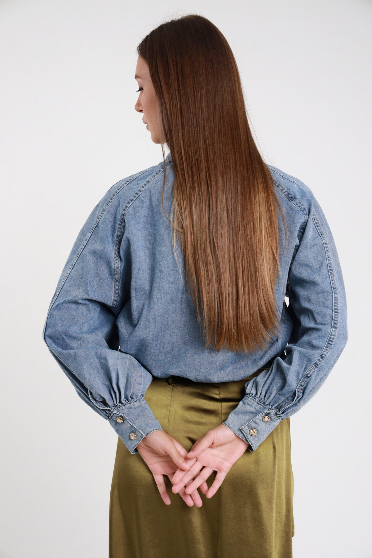 Camicia denim chiaro fiocco oversize donna Susy Mix – vista posteriore maniche a palloncino