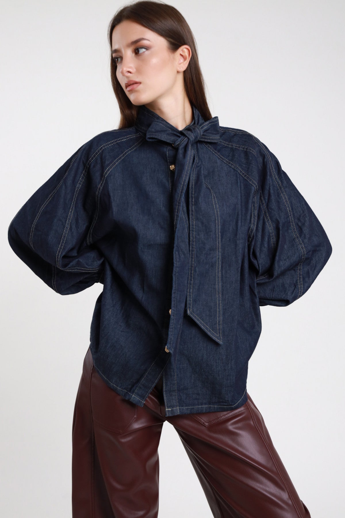 Camicia denim scuro fiocco oversize donna Susy Mix – vista frontale con pantaloni in pelle bordeaux