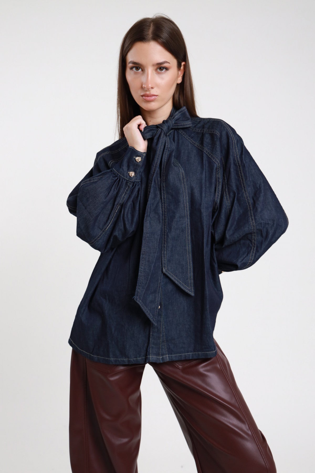 Camicia denim scuro fiocco oversize donna Susy Mix – dettaglio fiocco e bottoni gioiello dorati