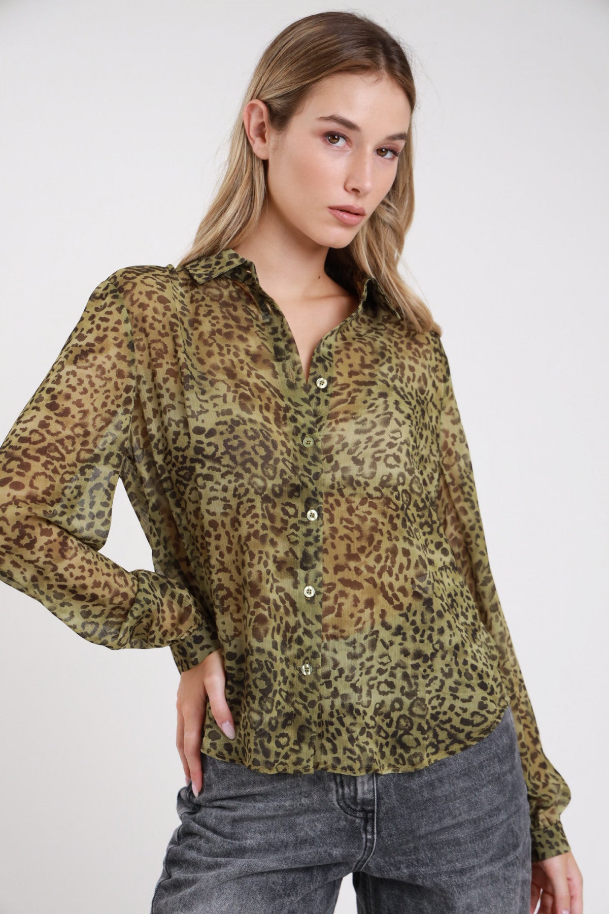 Camicia chiffon leopard verde khaki bottoni dorati - modella busto frontale mano sul fianco dettaglio chiusura bottoni con jeans grigio