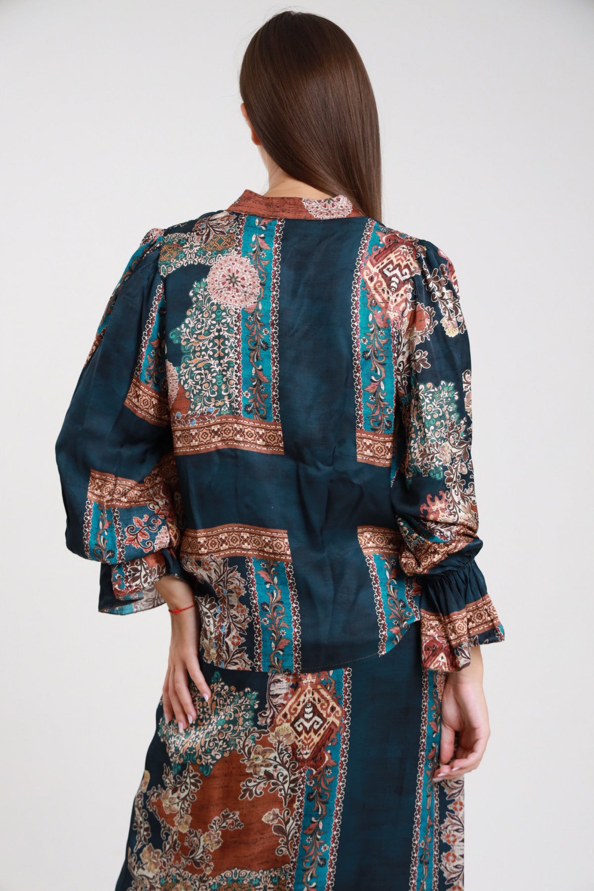 Camicia fantasia patchwork orientale maniche palloncino - vista posteriore