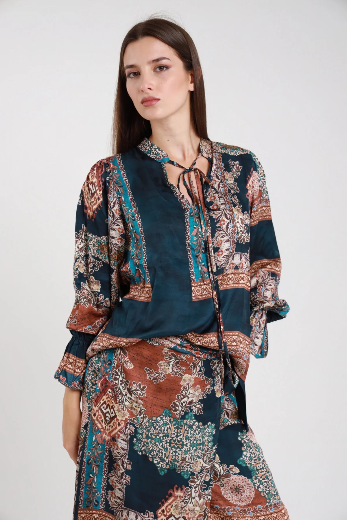 Camicia fantasia patchwork orientale turchese marrone colletto con laccio - vista frontale