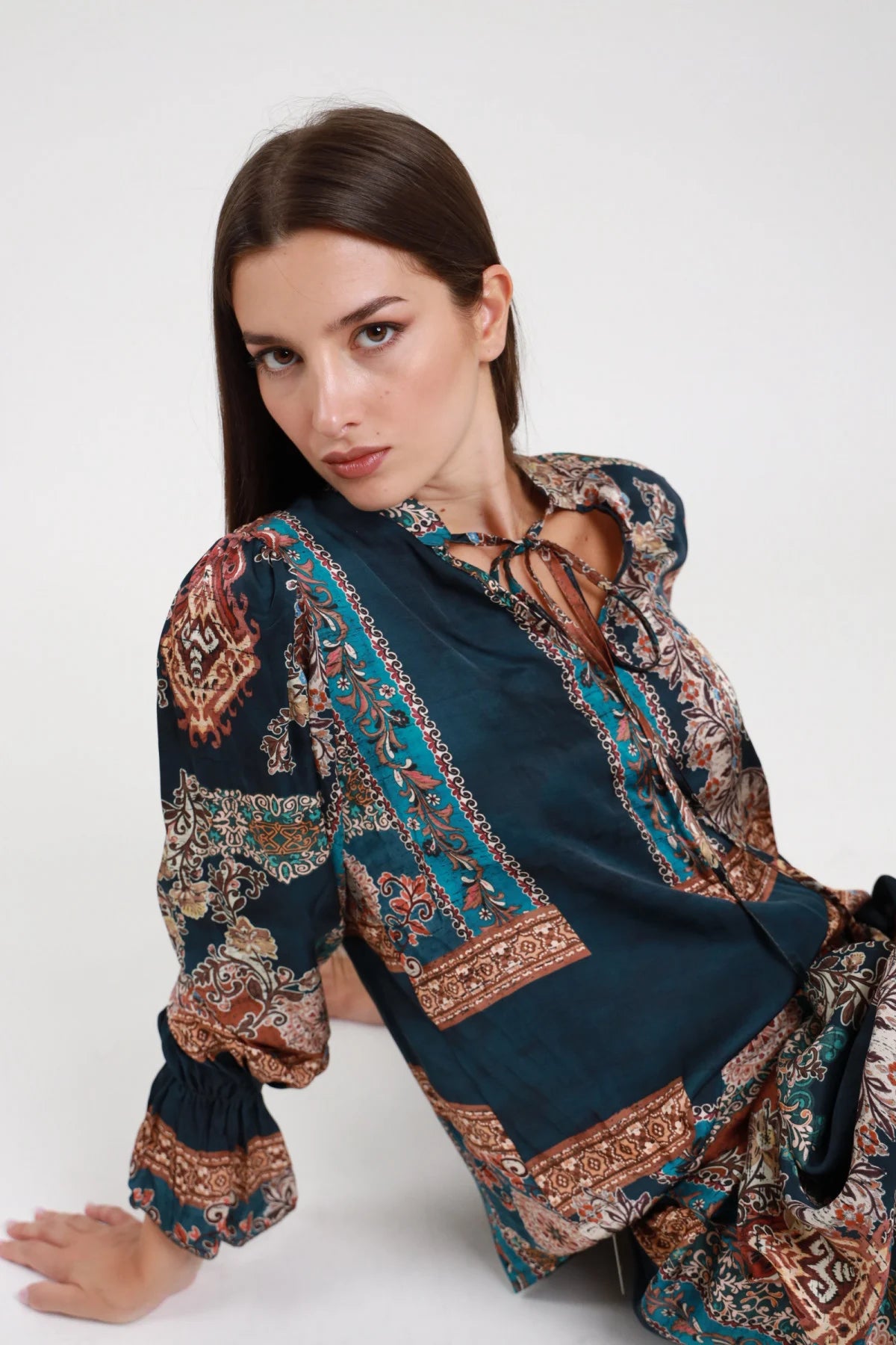 Camicia fantasia patchwork orientale turchese - scatto lifestyle con gonna coordinata