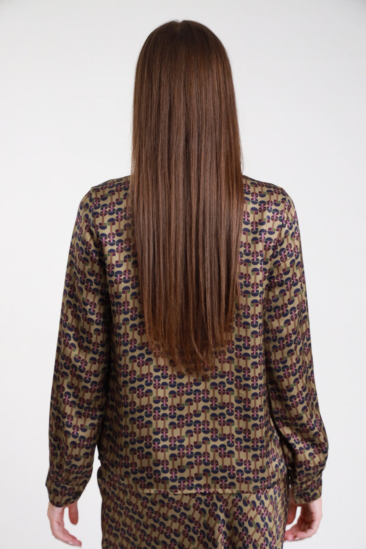 Camicia fantasia geometrica retro anni 70 cachi marrone viola donna oversize viscosa satinata maniche lunghe polsino fondo asimmetrico - vista posteriore intera con pantaloni coordinati