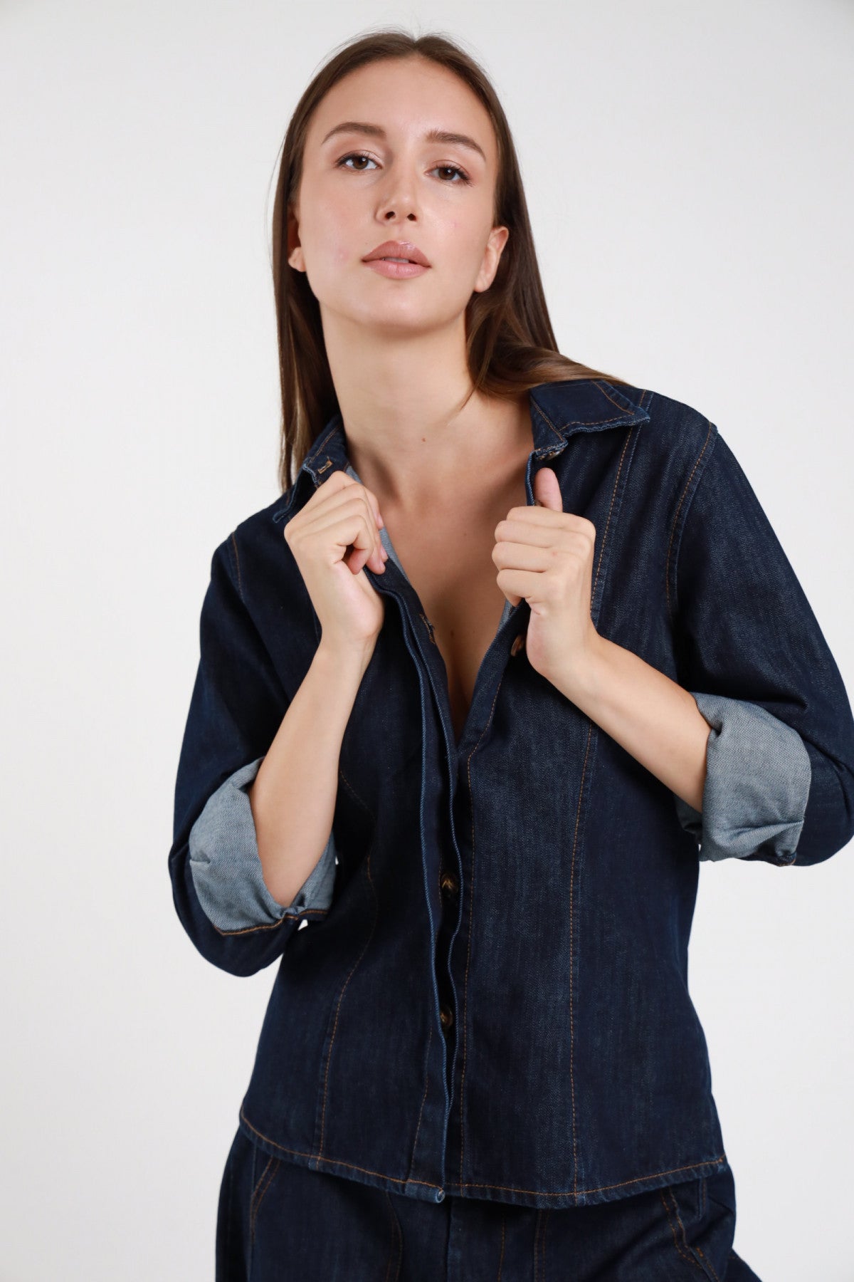 Camicia jeans donna blu scuro - dettaglio colletto e chiusura
