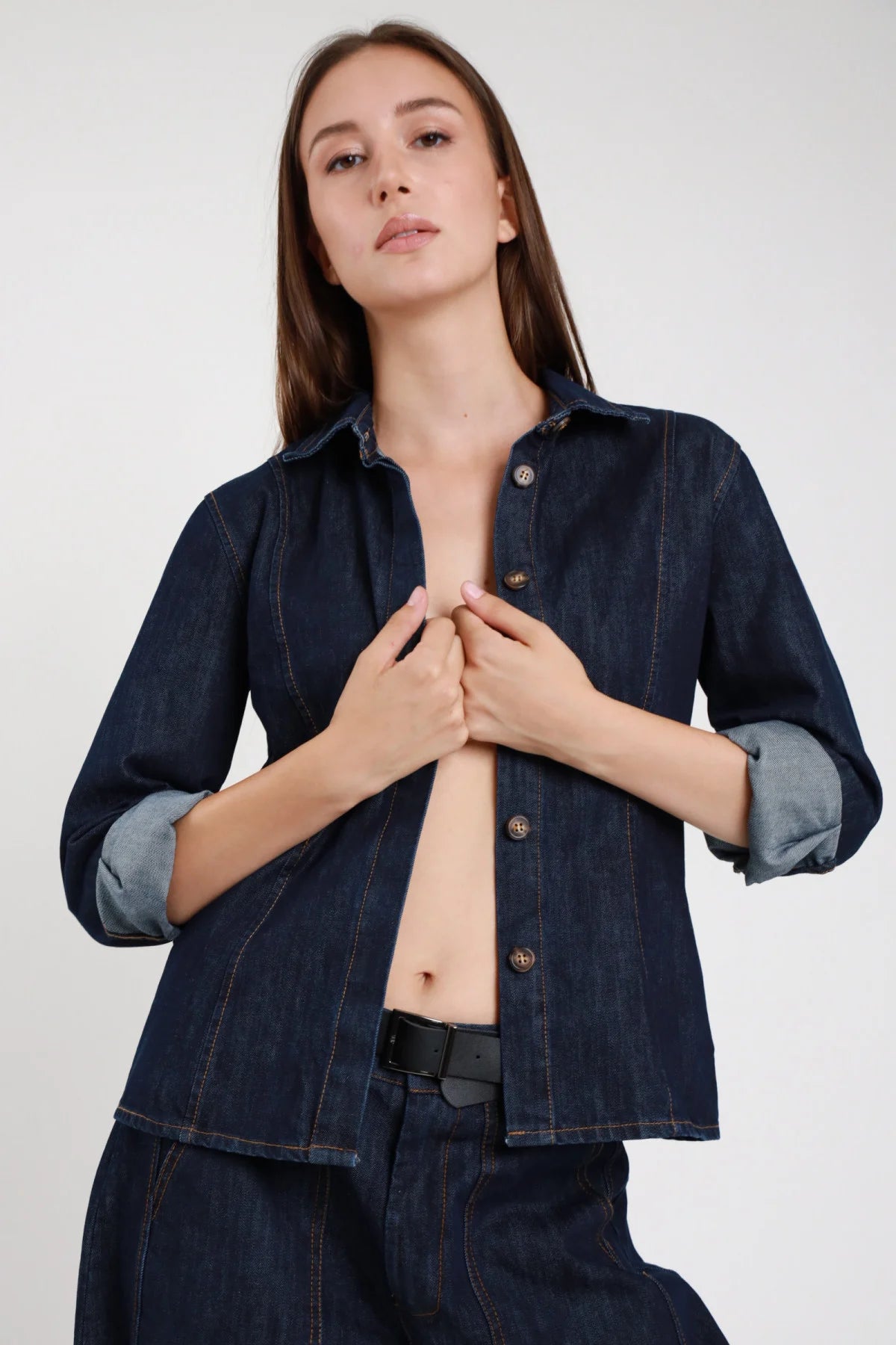 Camicia jeans donna blu scuro con bottoni - vista frontale aperta