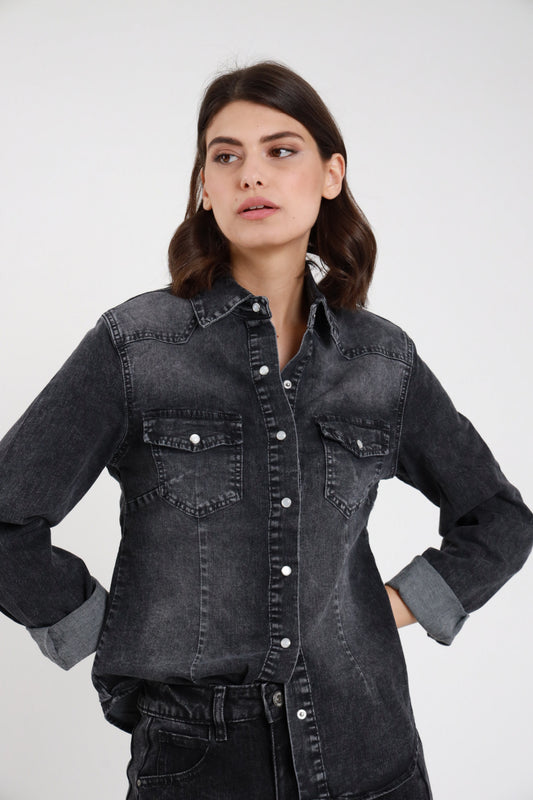 Camicia jeans nera donna western style colletto classico punte tasche patta bottoni pressione argento maniche lunghe polsino risvolto - vista frontale mezzo busto mani sui fianchi con jeans banana neri