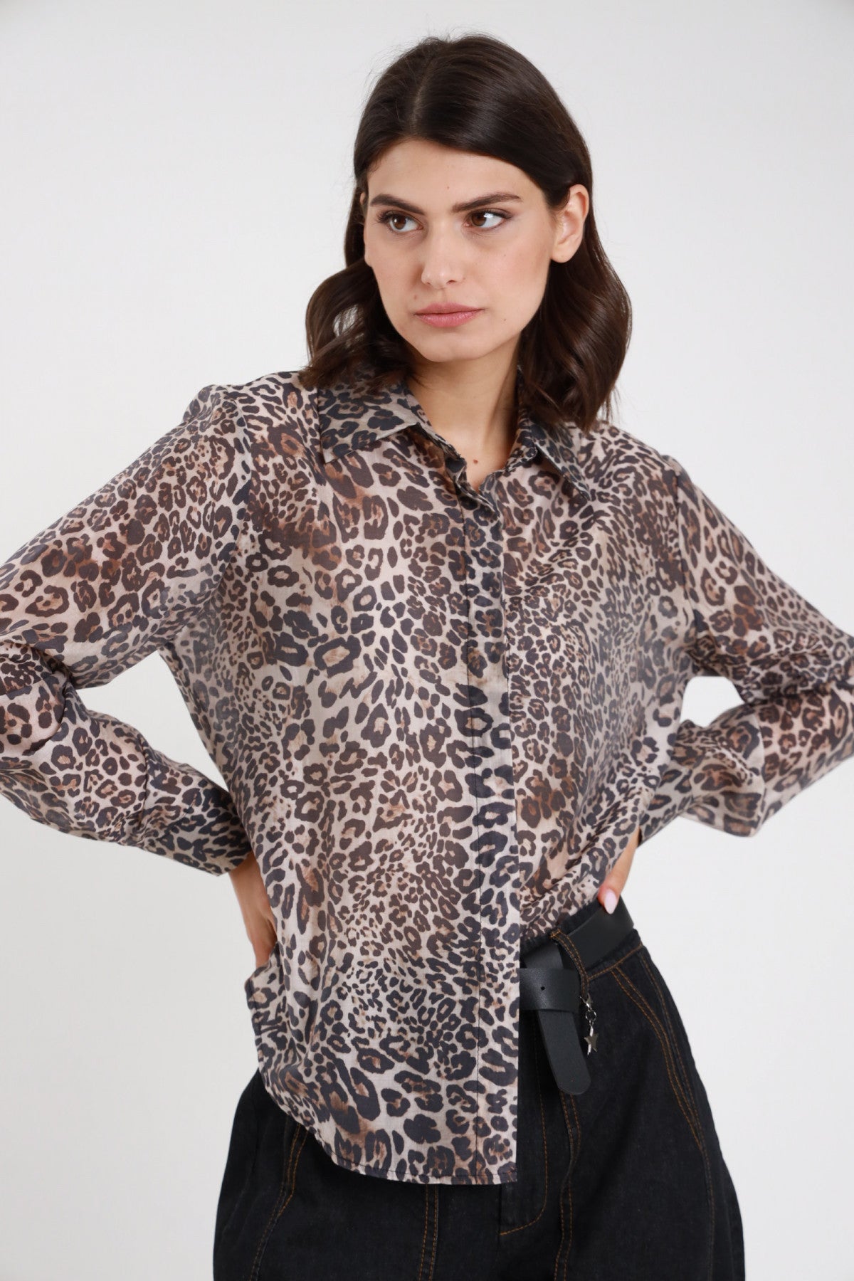Camicia animalier leopardata semitrasparente donna maniche lunghe Susy Mix Pre-Fall - primo piano busto frontale