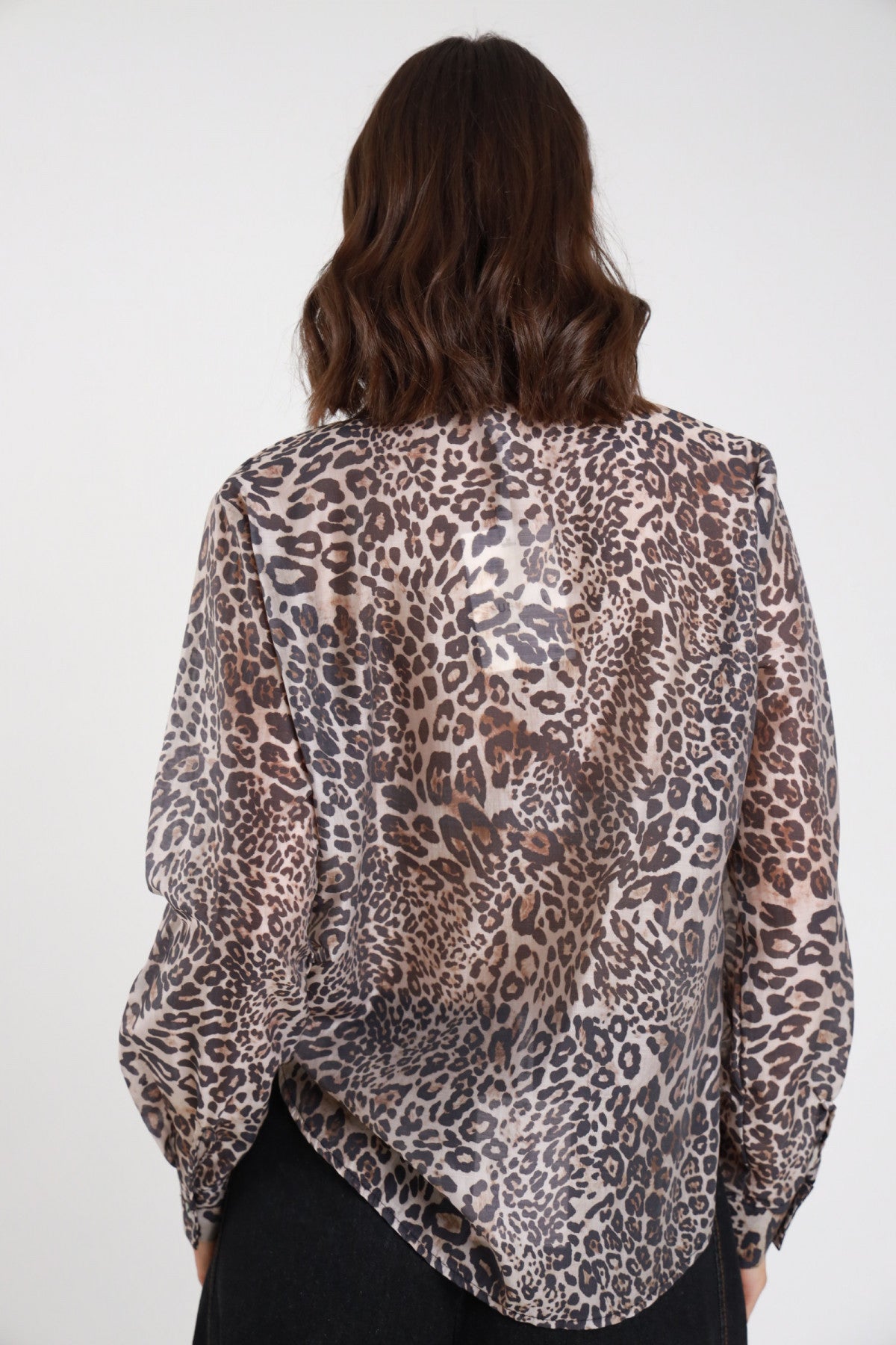 Camicia animalier leopardata semitrasparente donna Susy Mix Pre-Fall - vista posteriore intera