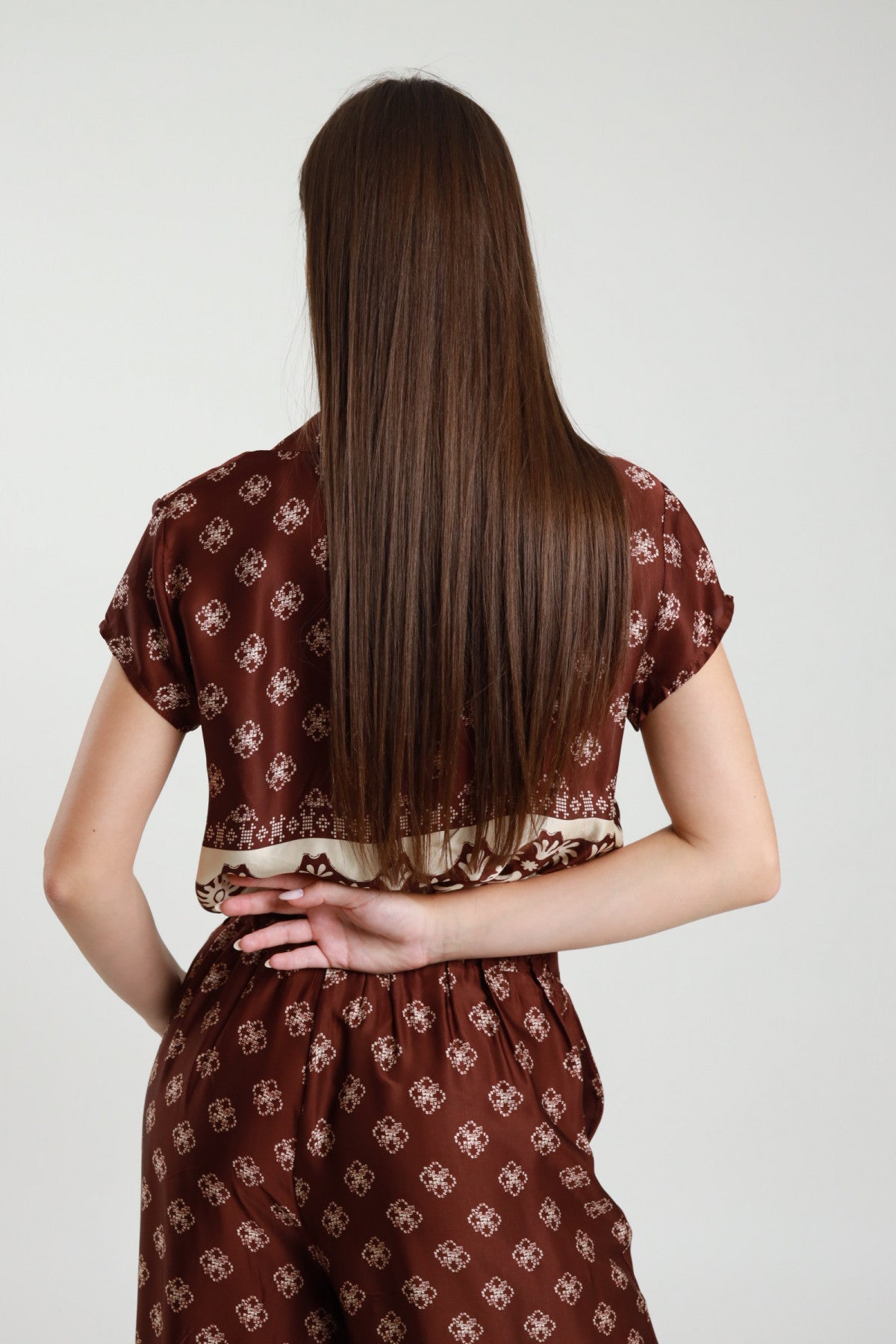 Camicia crop fantasia cioccolato Susy Mix – vista posteriore con stampa geometrica floreale
