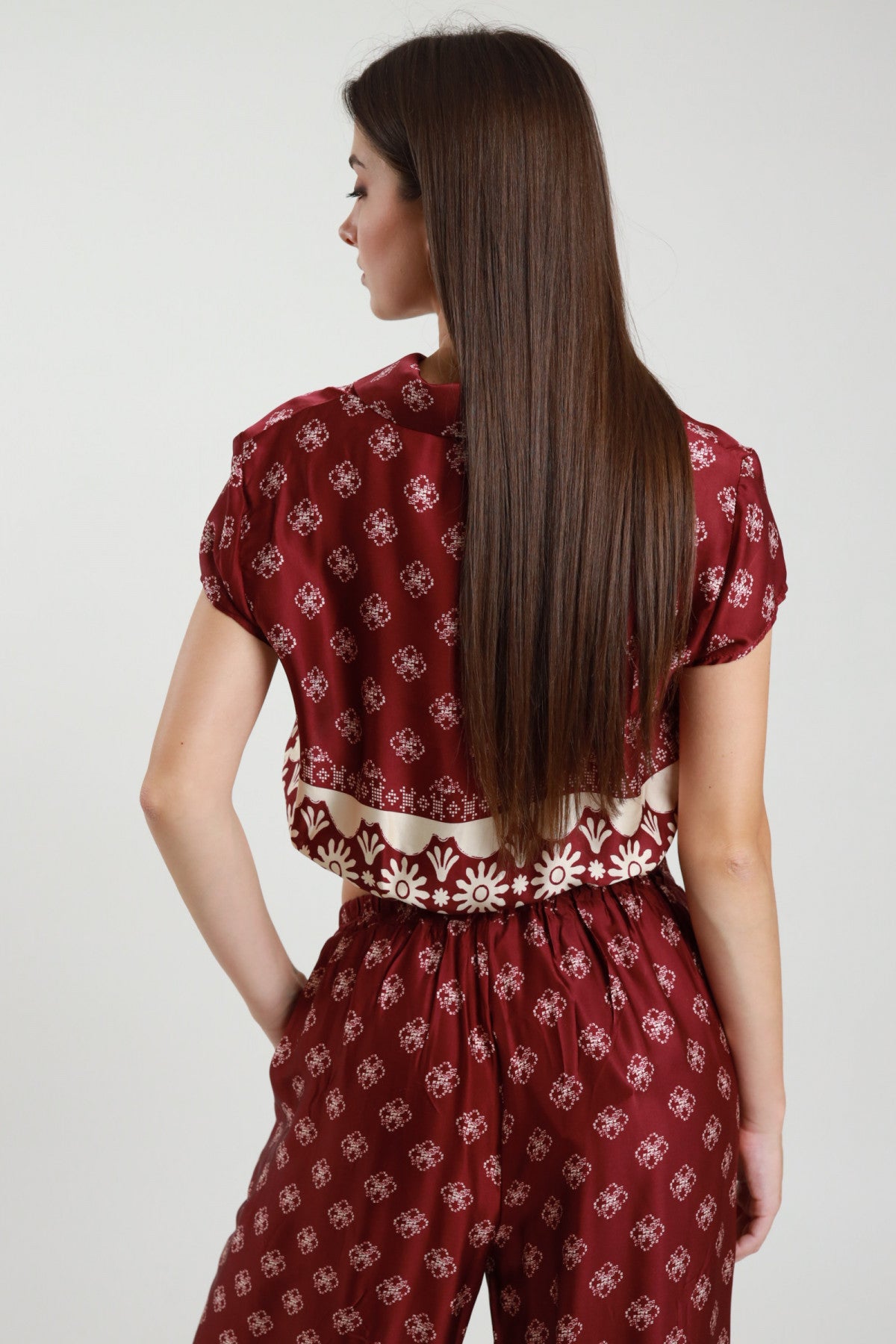 Camicia crop fantasia bordeaux Susy Mix – vista posteriore con stampa geometrica etnica