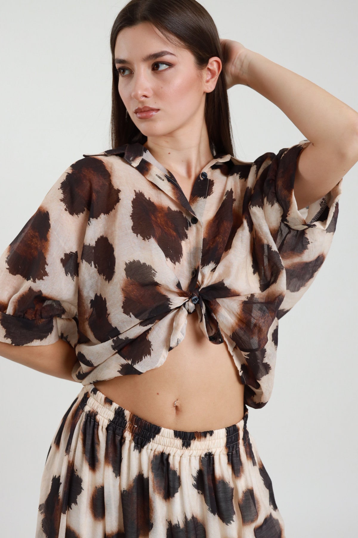 Camicia nodo animalier Susy Mix – dettaglio nodo frontale e colletto