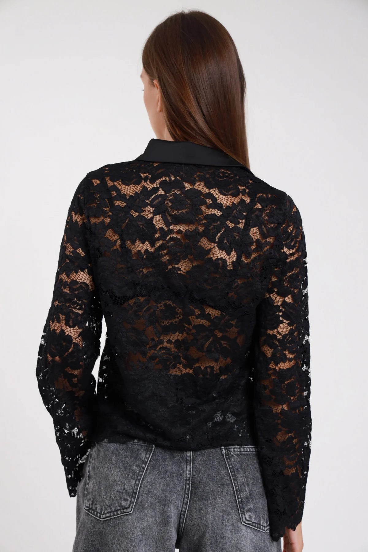 Camicia pizzo nero semitrasparente retro intera manica lunga orlo scallop smerlato pizzo floreale maxi colletto punta corpo regular relaxed fianchi - modella retro intera sguardo basso capelli castani lisci sciolti jeans grigio