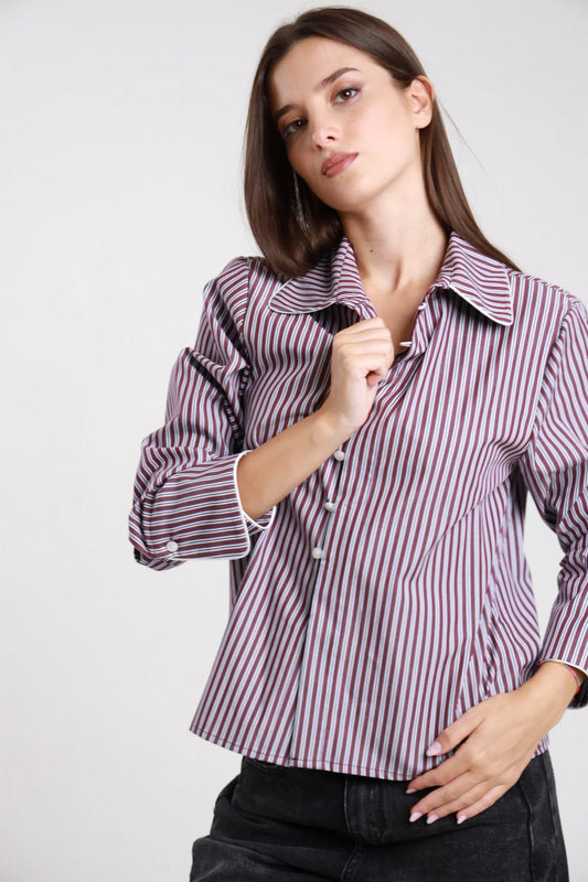 Camicia a righe multicolor con colletto classico e polsini con bottone - vista frontale