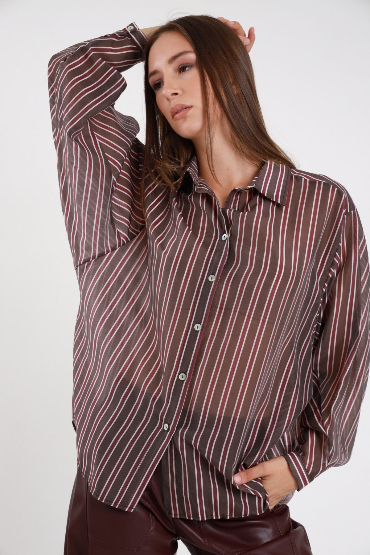 Camicia righe oversize marrone bordeaux donna Susy Mix – colletto classico vista frontale con pantaloni in pelle bordeaux