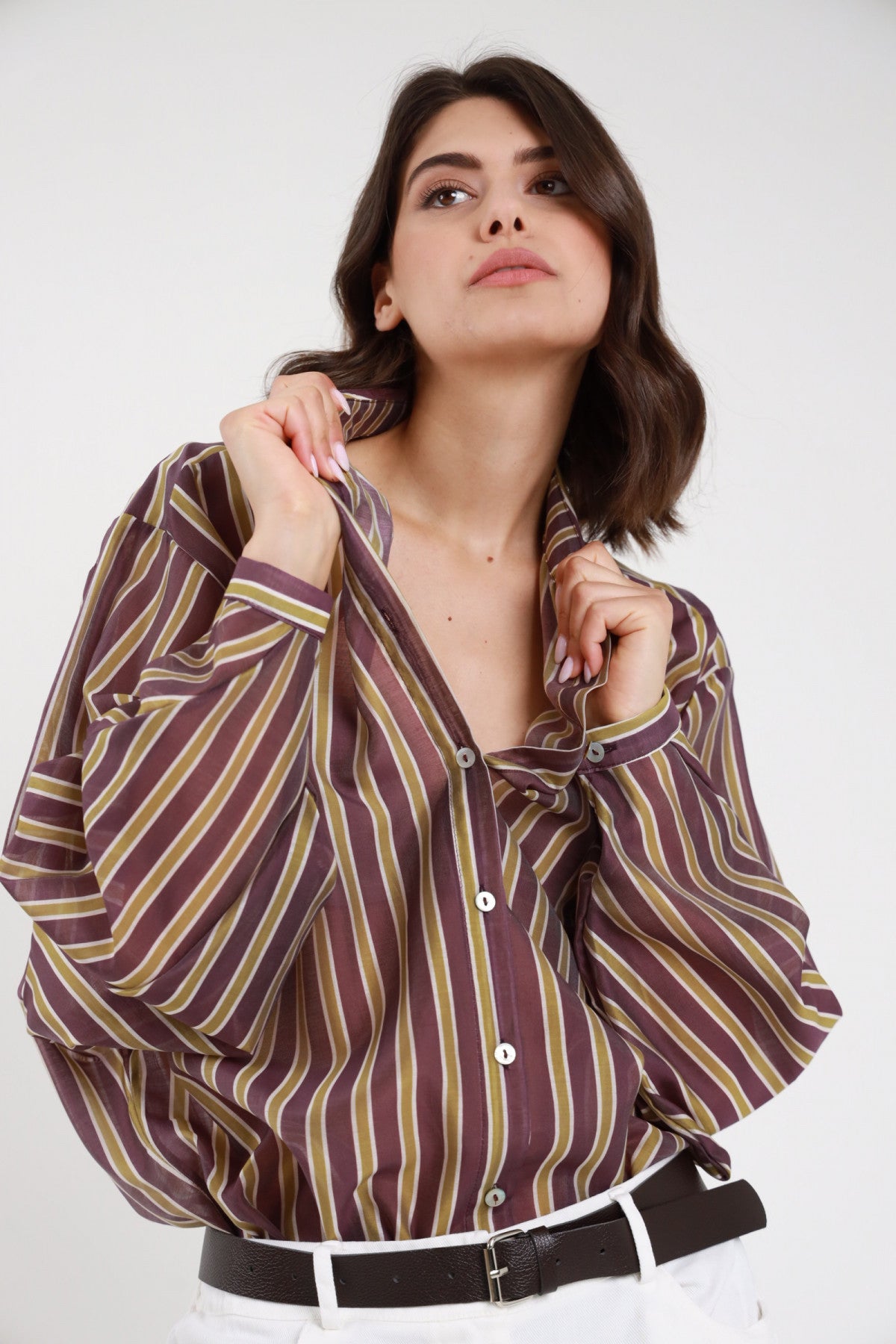 Camicia righe oversize bordeaux kaki donna Susy Mix – colletto aperto vista frontale con pantaloni bianchi e cintura