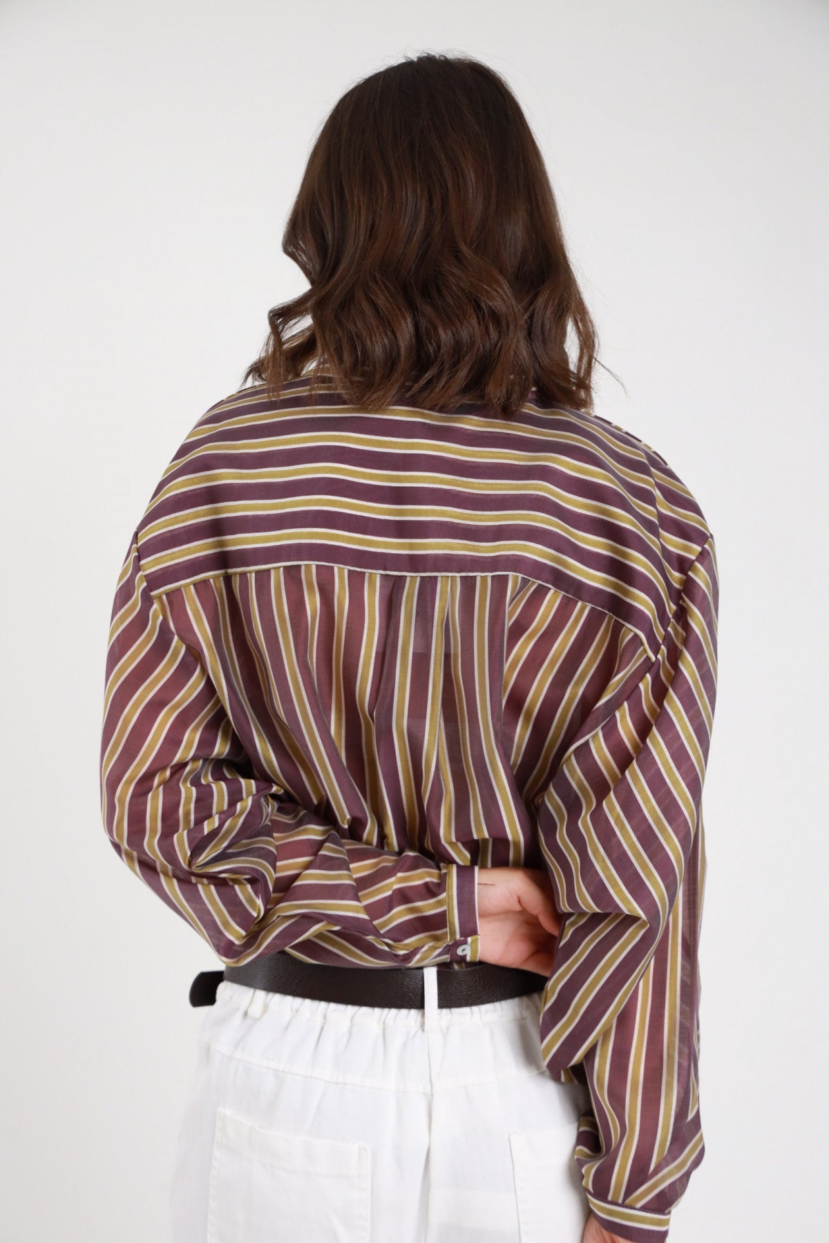 Camicia righe oversize bordeaux kaki donna Susy Mix – vista posteriore maniche lunghe con pantaloni bianchi