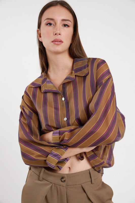 Camicia righe verticali cammello viola donna Susy Mix – oversize vista frontale con pantaloni beige