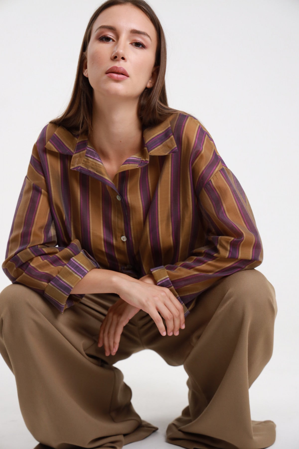 Camicia righe verticali cammello viola donna Susy Mix – vista seduta con pantaloni wide leg beige