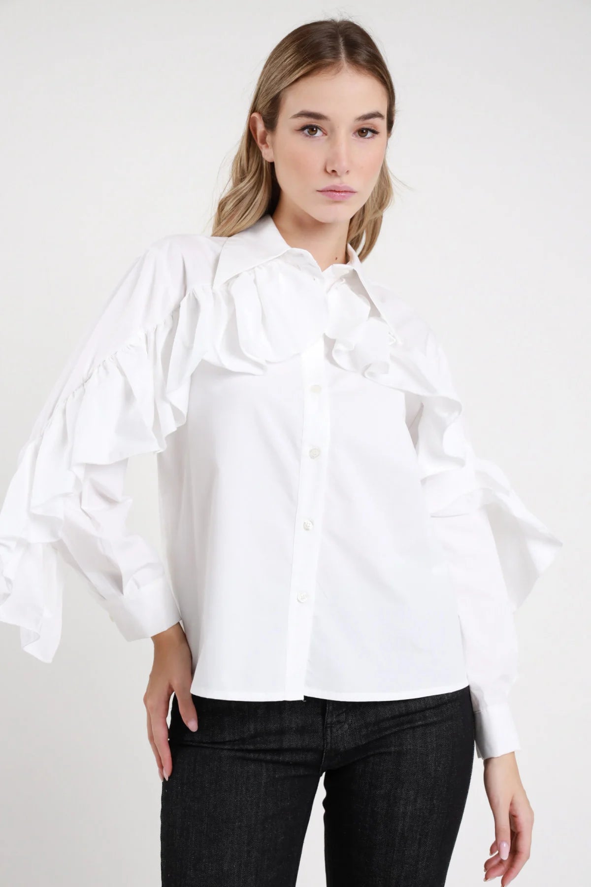 Camicia Rouches bianco ottico 100% cotone popeline maniche a ruches tridimensionali voluminose molto visibili lateralmente retro liscio posteriore intera - modella intera posteriore capelli biondi mossi sfondo bianco jeans antracite abbinati
