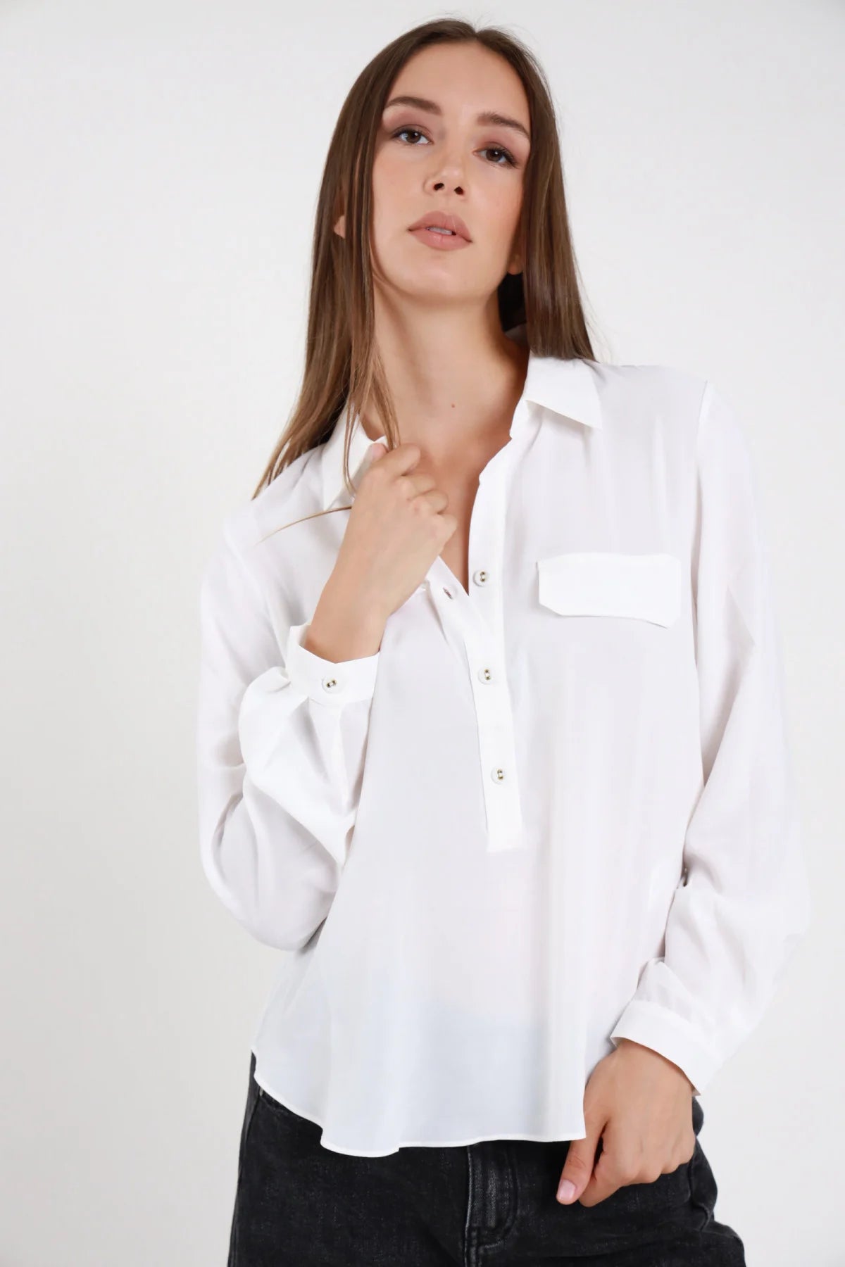 Camicia serafino marrone cioccolato con taschini con patta abbinata a pantaloni rosa cipria - vista frontale