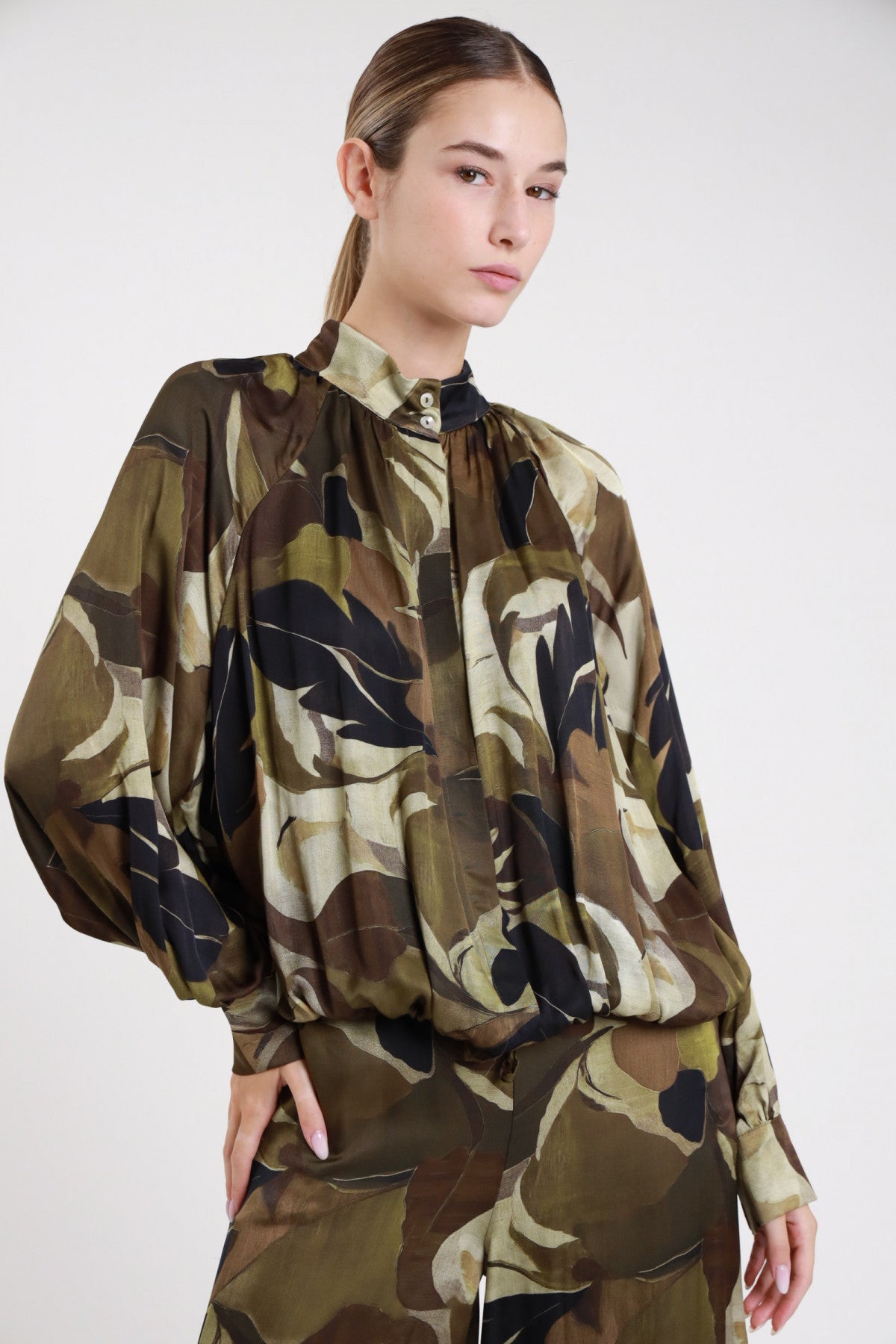 Camicia fantasia botanica verde militare kaki - modella dettaglio busto tre quarti colletto coreana bottoni gioiello e maniche palloncino