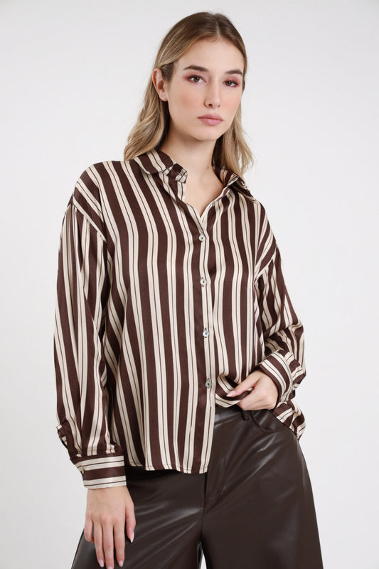 Camicia a righe verticali marroni e chiare con colletto, bottoni e maniche lunghe, vista frontale indossata