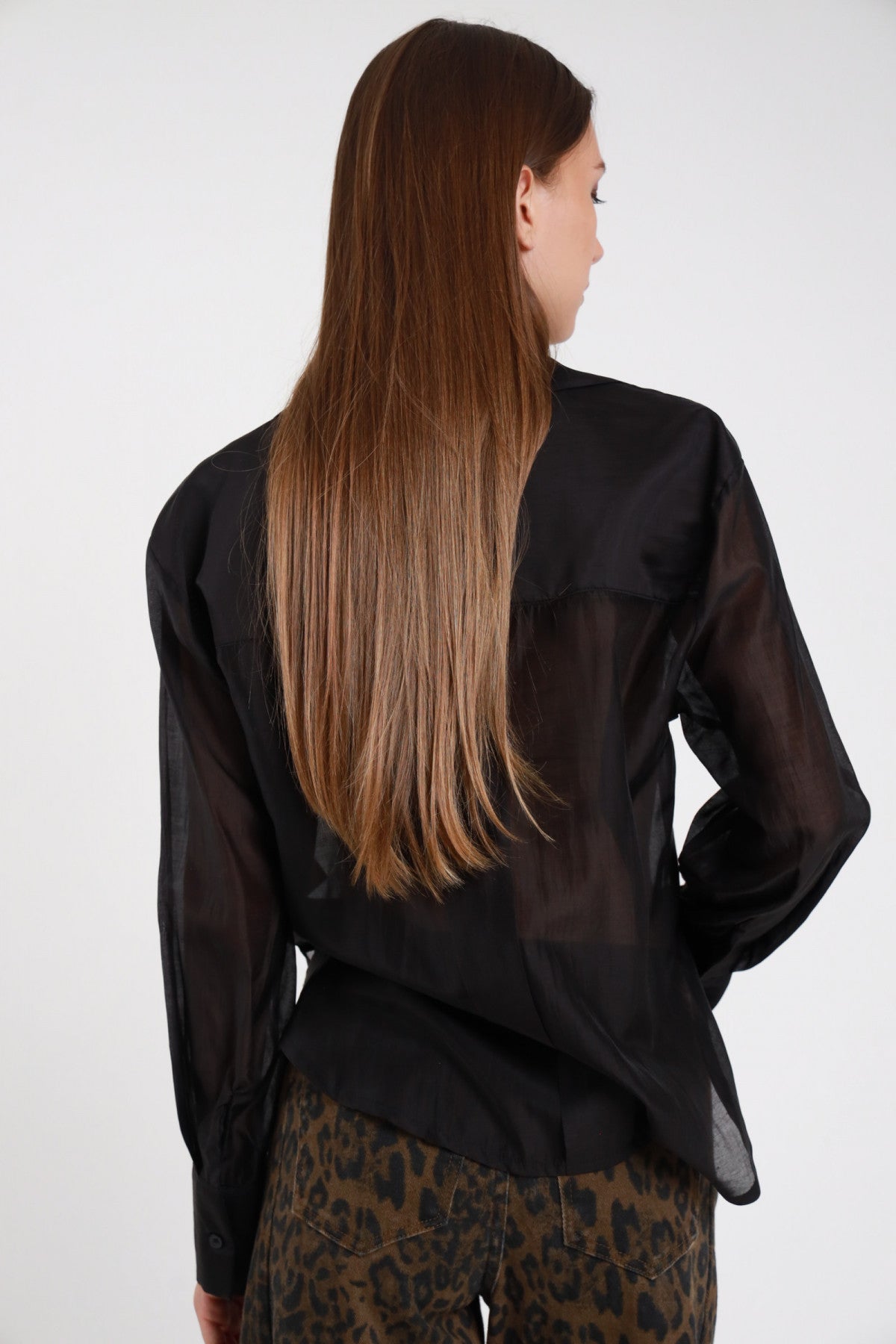 Coordinato camicia chiffon nera semitrasparente e top in pizzo nero - vista posteriore con gonna animalier